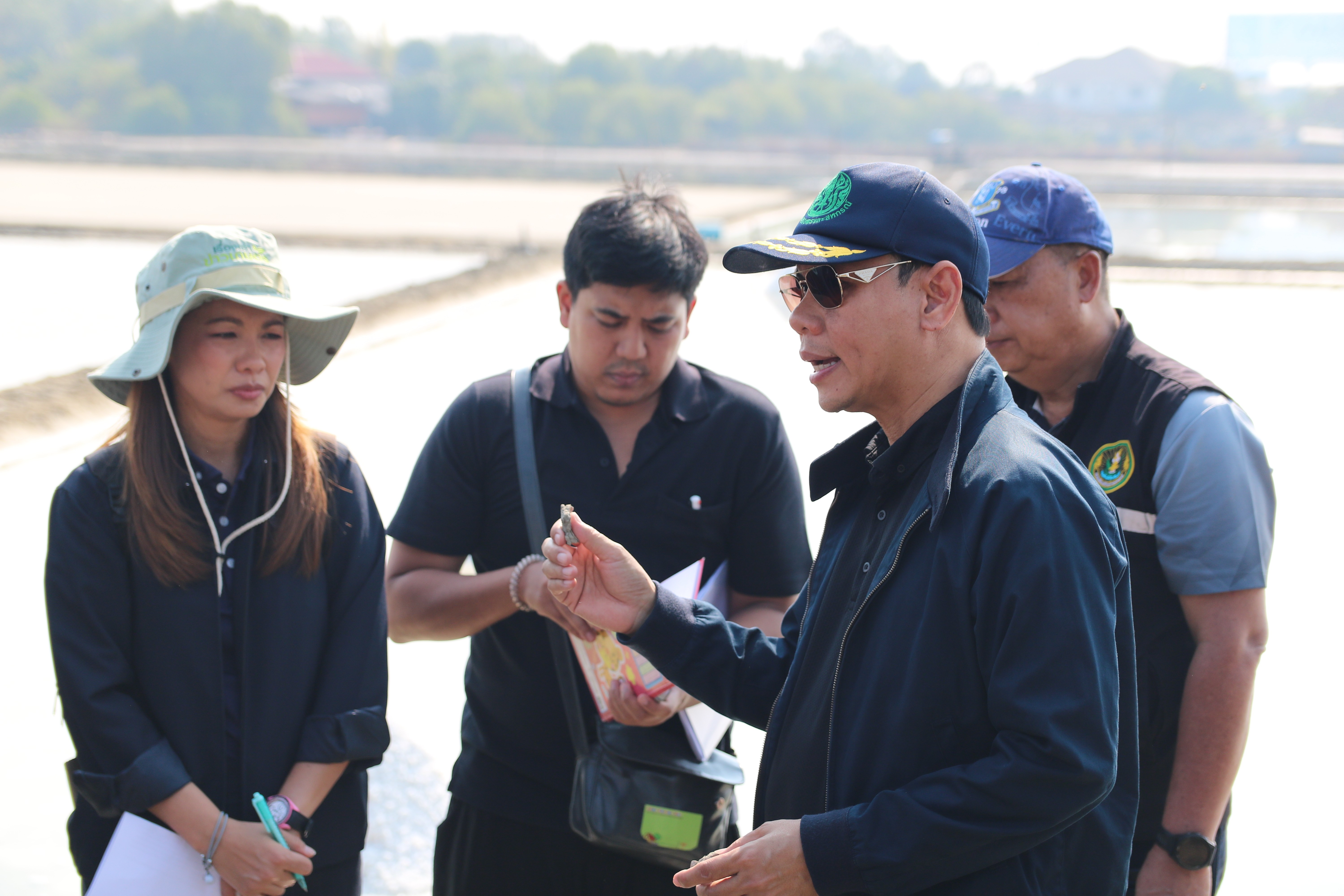 title - ส.ป.ก. ร่วมติดตามรองปลัดกระทรวงเกษตรและสหกรณ์ ลงพื้นที่ตรวจเยี่ยมชุมชน เพื่อรับฟังข้อคิดเห็นเกษตรกรผู้ผลิตเกลือทะเล พื้นที่จังหวัดชลบุรี